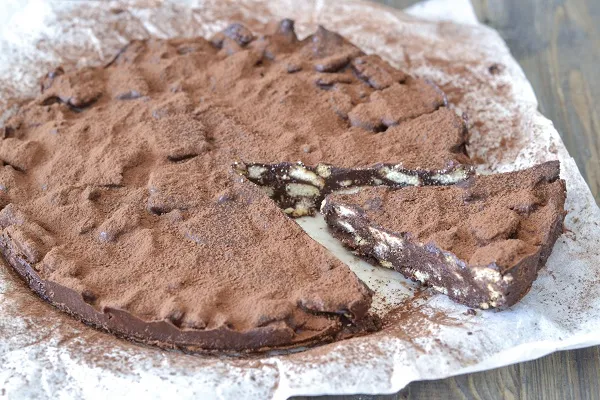 fetta di torta salame di cioccolato con cacao