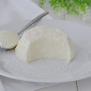 panna cotta al cocco servita