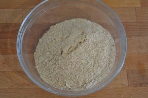 preparazione della base per la cheesecake all'ananas