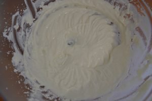 preparazione della cheesecake alle nocciole