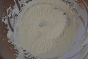 preparazione della cheesecake alle nocciole