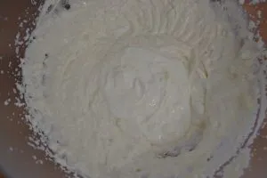preparazione della crema per la cheesecake all'ananas