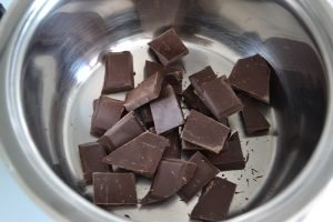 preparazione della panna cotta al cioccolato