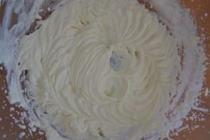 preparazione del semifreddo alla ricotta