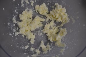 preparazione della torta salame di cioccolato