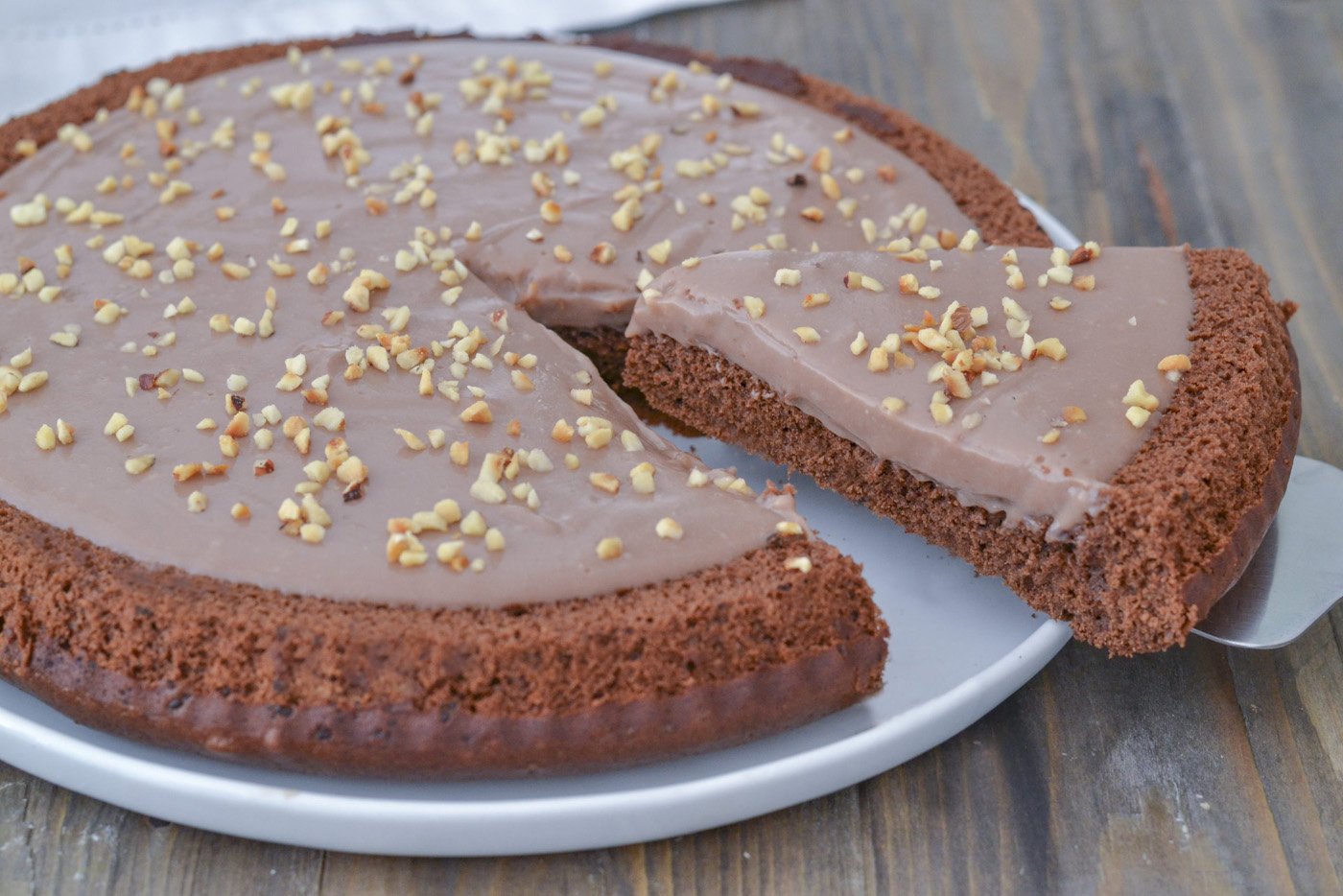 fetta di crostata morbida al cacao con crema alle nocciole