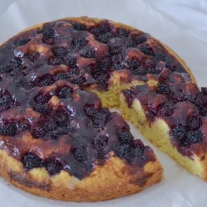 crostata morbida ai frutti di bosco con confettura e more