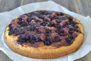 crostata morbida ai frutti di bosco sfornata