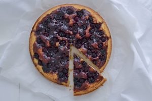 fetta di crostata morbida ai frutti di bosco