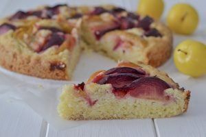 fetta di crostata morbida di susine