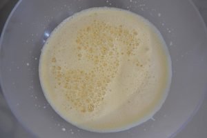 preparazione della ciambella latte e miele
