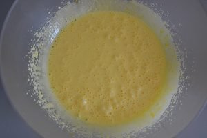 preparazione della torta dolce di zucchine