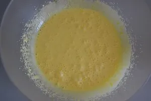 preparazione della torta dolce di zucchine