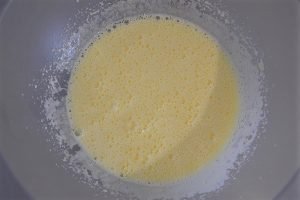 preparazione della torta di pesche