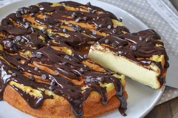 torta cremosa tiramisù con copertura al cioccolato