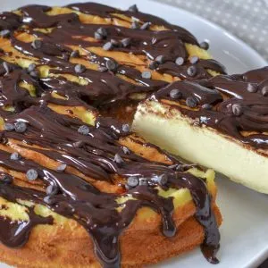 torta cremosa tiramisù servita con caffè