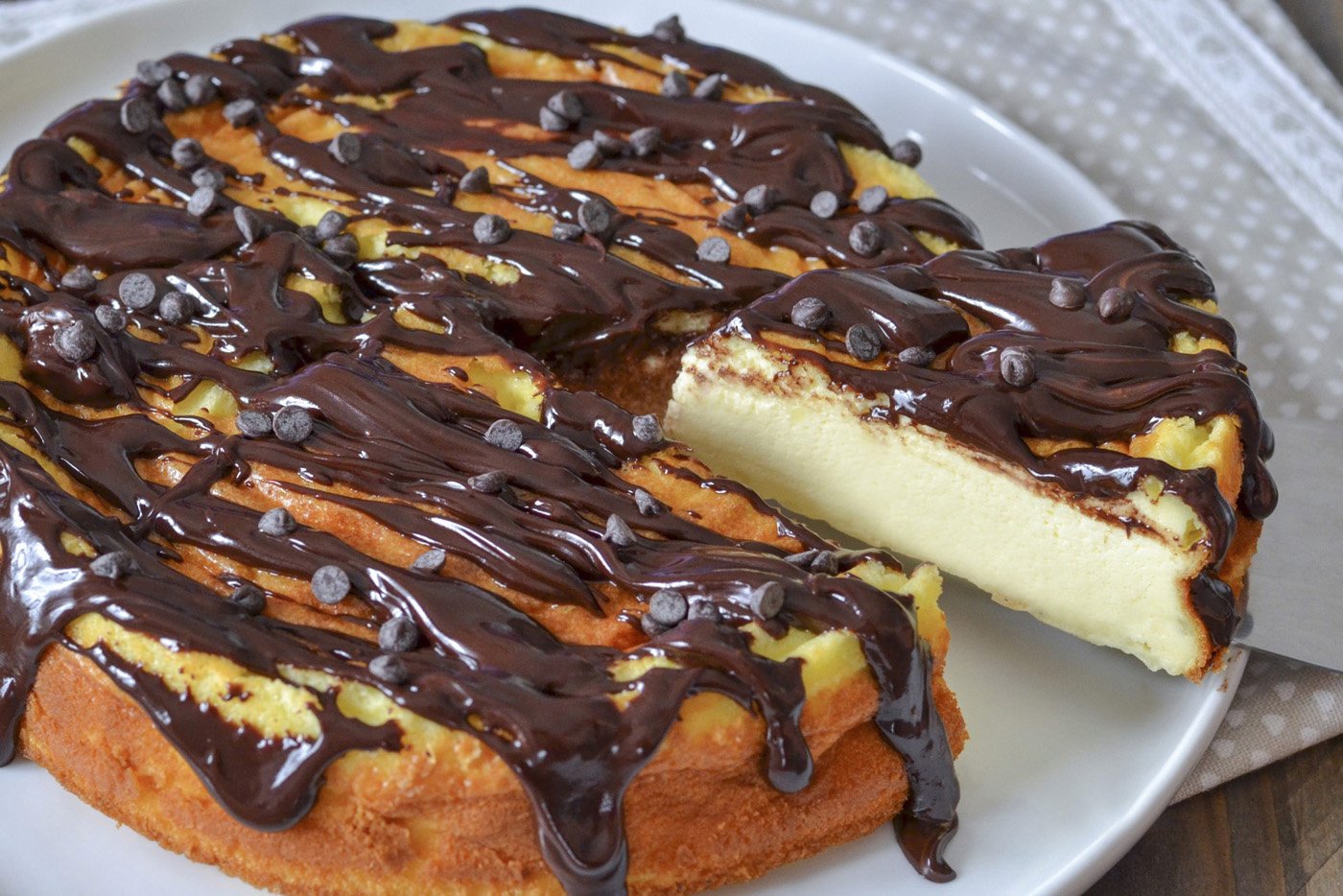 torta cremosa tiramisù servita con caffè