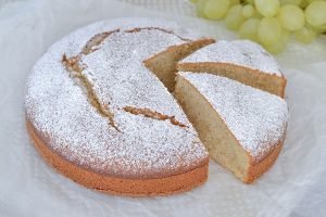 torta al succo d'uva bianca sfornata con zucchero