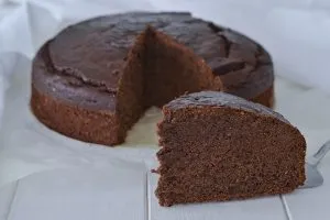 fetta di torta di cachi e cacao morbida