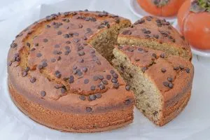 fette di torta ai cachi e gocce di cioccolato fondente servita