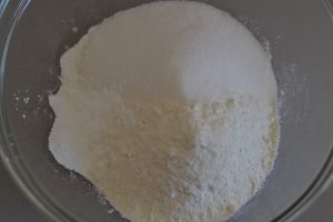 ingredienti per torta di mele e more