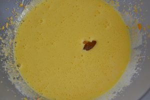 preparazione della ciambella di carote e arancia