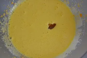 preparazione della ciambella di carote e arancia