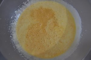 preparazione della torta di cachi e cacao