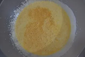 preparazione della torta di cachi e cacao