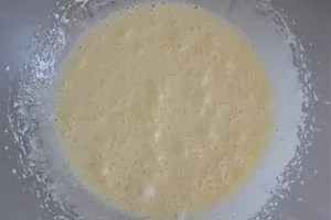 preparazione della torta ai cachi e gocce di cioccolato