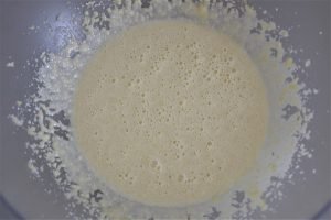 preparazione della torta di mele e mandorle