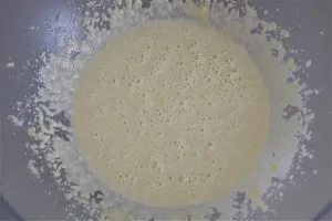 preparazione della torta di mele e mandorle