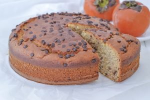 torta ai cachi e gocce di cioccolato fondente servita