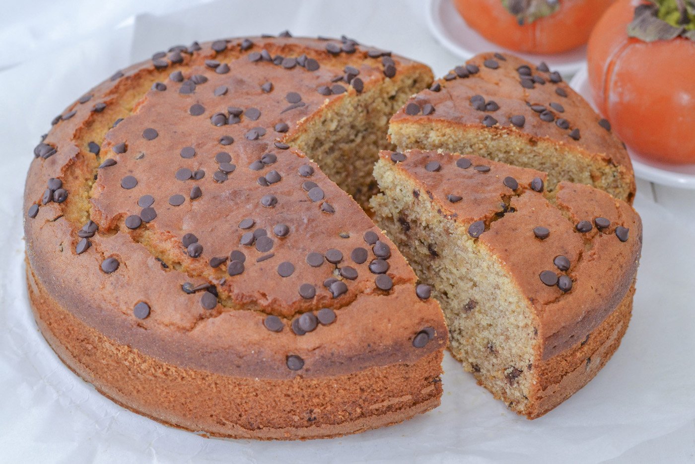 torta ai cachi e gocce di cioccolato fondente sfornata