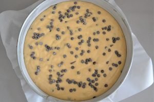 torta ai cachi e gocce di cioccolato da infornare