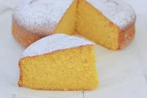 torta di carote e zucca con zucchero a velo
