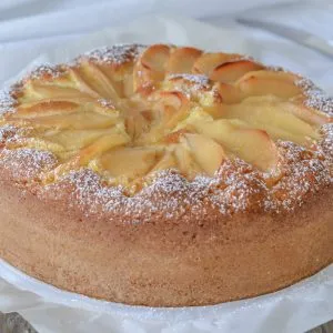 torta di mele cotogne sfornata