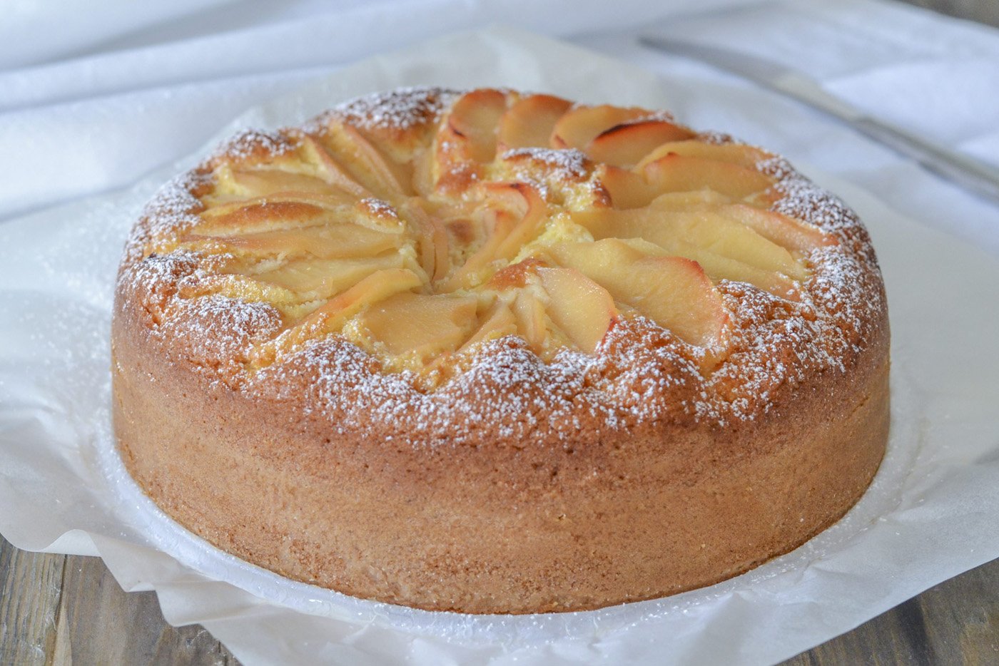 torta di mele cotogne sfornata