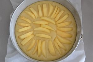 torta di mele e mandorle da infornare