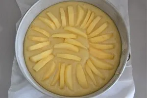 torta di mele e mandorle da infornare