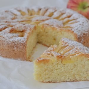 torta di mele e mandorle sfornata