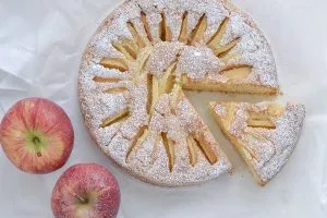torta di mele e mandorle con zucchero