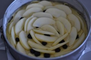 torta di mele e more con fettine di mela