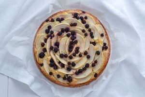 torta di mele e more sfornata