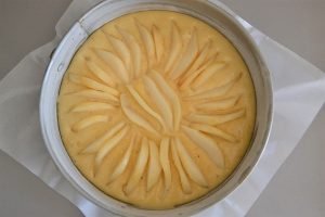 torta di pere e nocciole da infornare