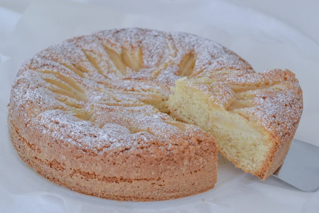 torta di pere e nocciole sfornata