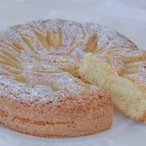 torta di pere e nocciole sfornata