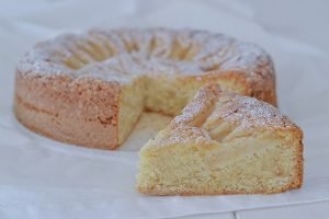 torta di pere e nocciole con zucchero a velo