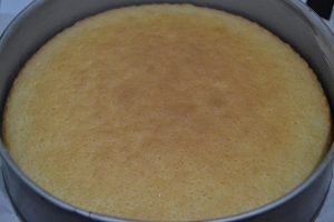 base della torta versata con confettura