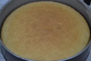 base della torta versata con confettura